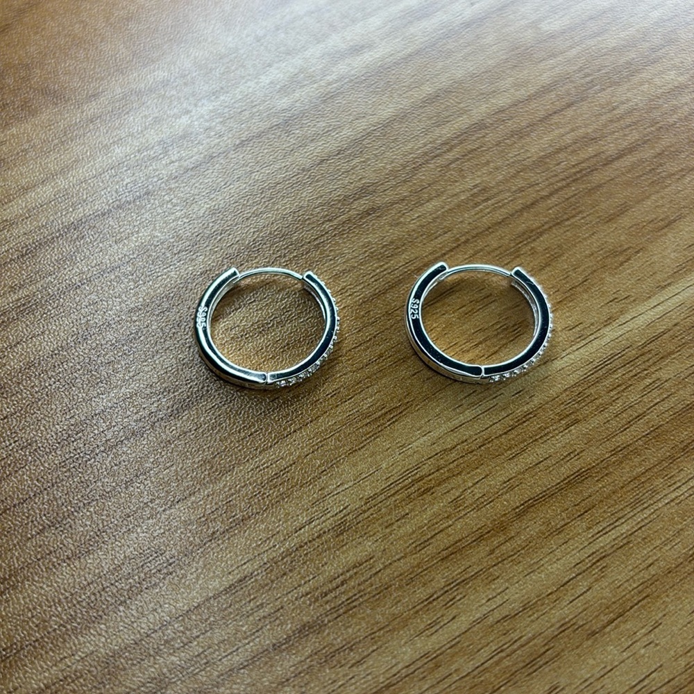 Elegant Silver Hoop Earrings .925